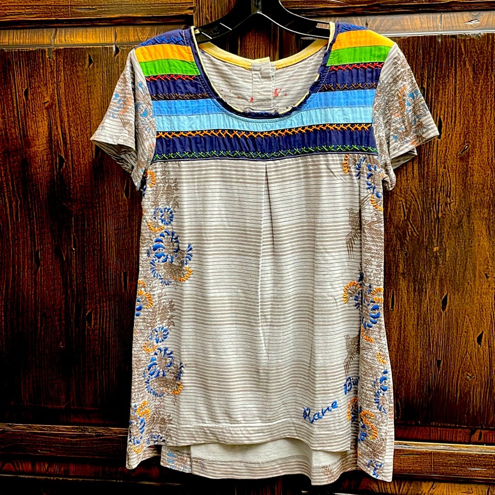 Very cute loose fit mid length. Worn and very well taken care of.